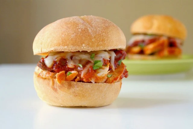 Chicken Cacciatore Sliders | thetwobiteclub.com