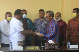 Wahyudi Irianto Serahkan Materi LKPJ 2020 ke DPRD Kepulauan Yapen