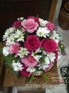 rangkaian bunga meja mawar pink bulat