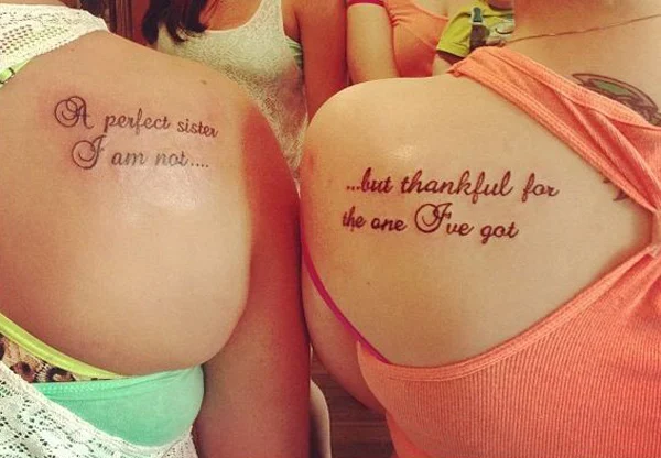 tatuajes de frases para hermanas en el omoplato