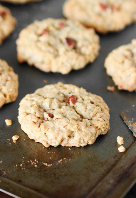 How about soft and chewy oatmeal cookies loaded with melty toffee bits and the wonderful f Toffee Oatmeal Cookies