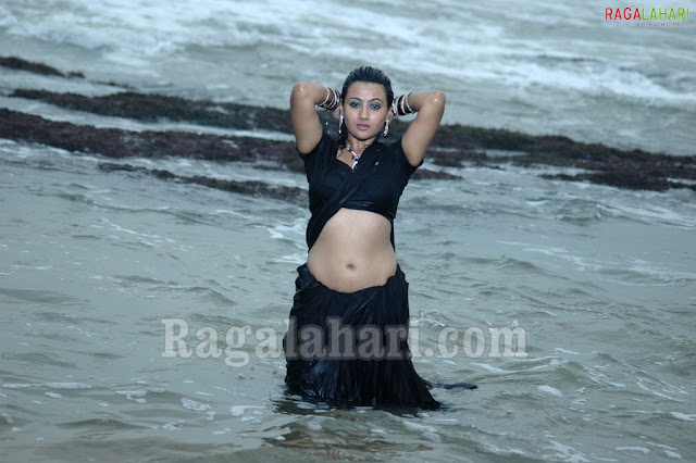 Actress Aarthi Khaitha Saree Below Navel Show Photos