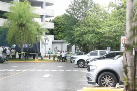 Hombre se lanza desde el cuarto piso del parqueo de Ágora Mall