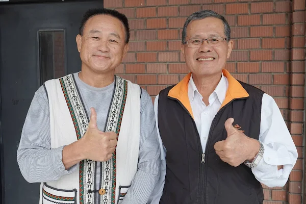 ▲大葉大學企管系碩士生温信德(左)感謝張本圳老師(右)鼓勵他進修。（記者林明佑翻攝）