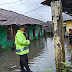 Bhabinkamtibmas Lakukan Patroli Cek Daerah Rawan Banjir