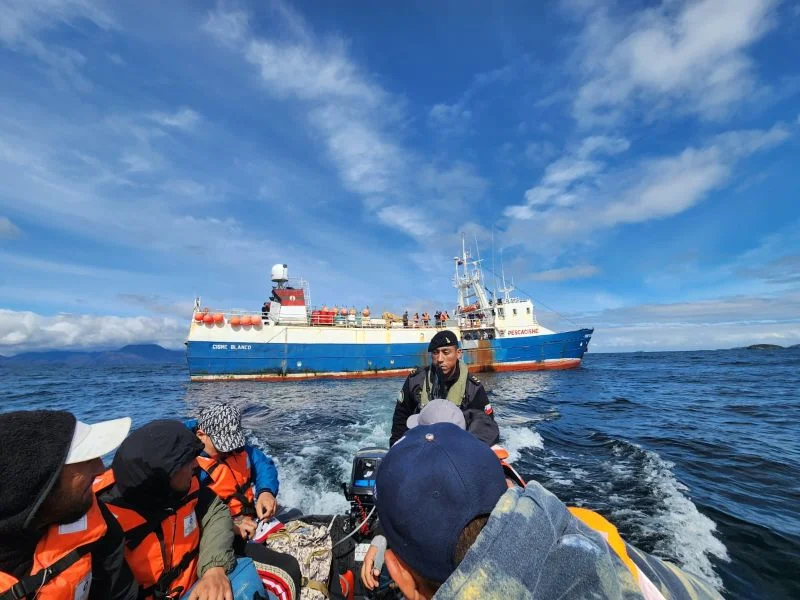 Armada coordina rescate de lancha con 5 tripulantes en Aysén