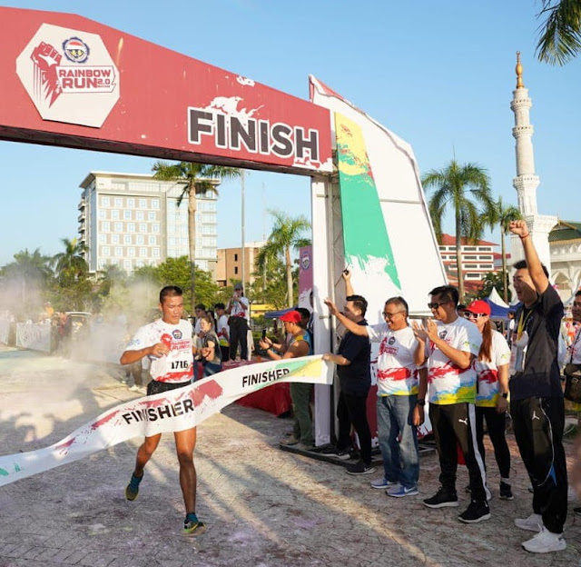 Ketua DPRD Bersama Sekdako Batam Sambut Peserta Rainbow Run 2.0 yang Tiba di Garis Finish