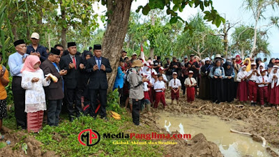 HUT RI Ke - 77, Warga Way Haru Laksanakan Upacara Di Tengah Jalan Bak Kubangan 