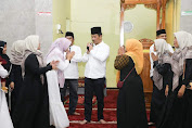 Safari Ramadhan di Seibeduk, HM Rudi Serahkan Bantuan Pembangunan Masjid 