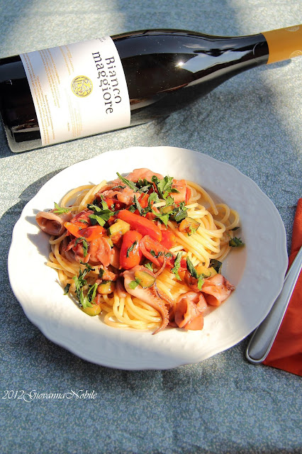 Spaghetti con calamaretti, zucchine e pomodori datterini