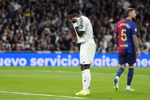 Veuillez modifier cet article : La lourde défaite du Real Madrid face au FC Barcelone en finale de la Supercoupe d'Espagne a relancé les débats au sein du club merengue. Les supporters, les médias et les observateurs s'interrogent sur les raisons de cette déconvenue et sur l'avenir de l'équipe.  L'Atlético Madrid à l'affût  Cette défaite a également eu des répercussions en dehors des frontières du Real Madrid. L'Atlético de Madrid, éternel rival des Merengues, n'a pas manqué de profiter de cette situation pour mettre en avant ses propres ambitions. En effet, les Colchoneros, qui suivent de près la situation chez leur voisin, voient dans cette défaite une opportunité de reprendre l'ascendant sur le Real Madrid. La défaite du Real Madrid face au Barça a redistribué les cartes au sein du football espagnol. L'Atlético Madrid, à l'affût, pourrait profiter de cette situation pour reprendre l'ascendant sur son rival. Les prochains mois s'annoncent décisifs pour l'avenir du Real Madrid et de Carlo Ancelotti.