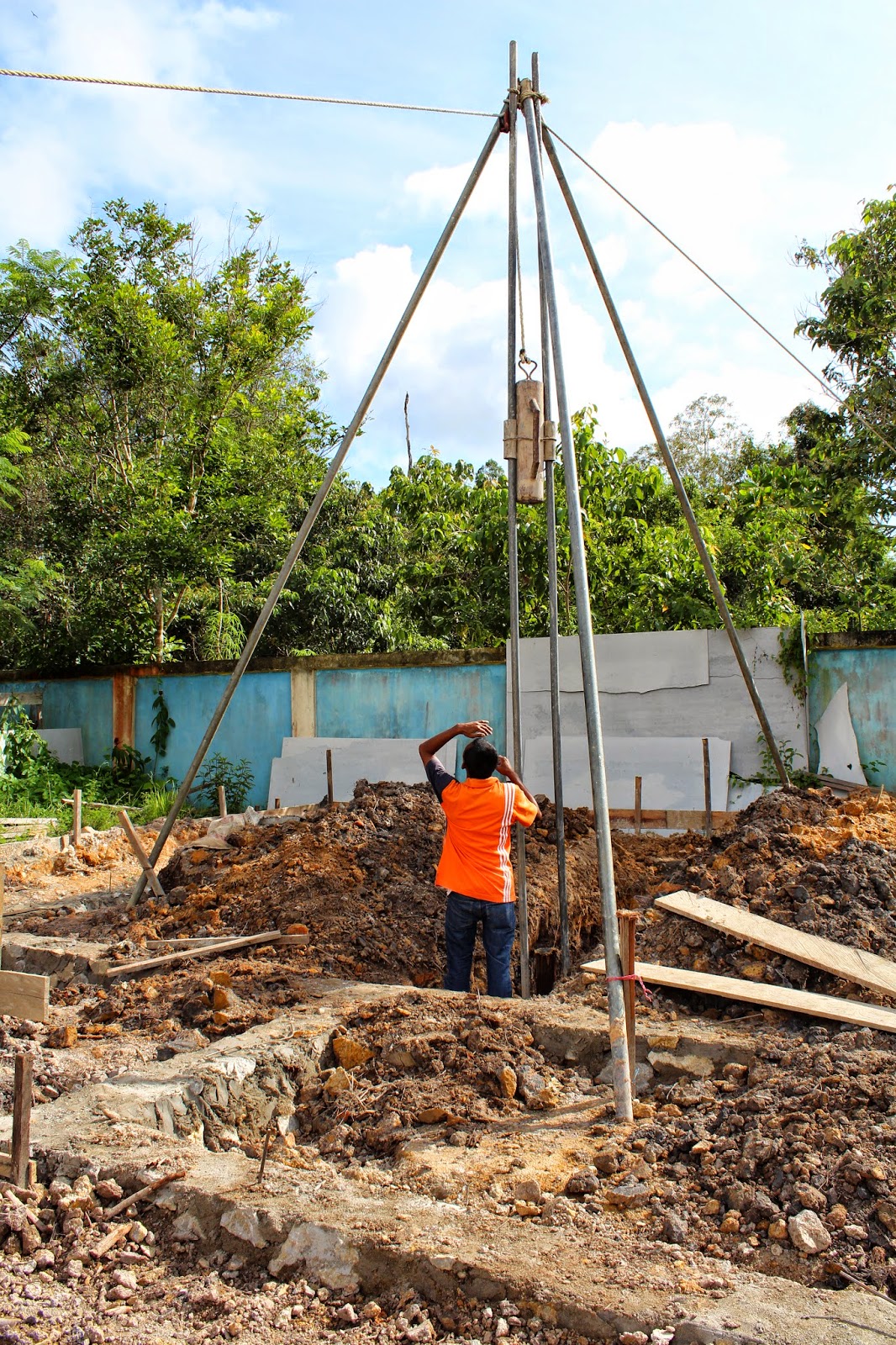 Memancang tiang  pancang kayu 10 10 4 m menggunakan Hammer