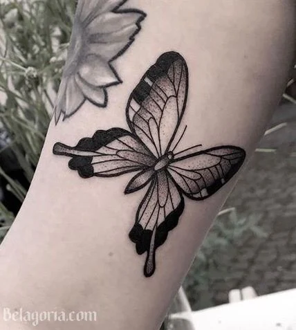 Vemos a una mujer con un precioso tatuaje de mariposa