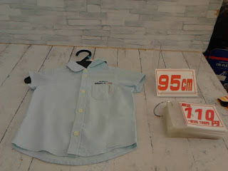 中古品　子供服　９５ｃｍ　ライトブルー　半袖シャツ　１１０円