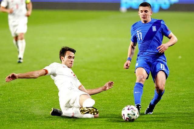 Eric Garcia sale al corte de Christos Tzolis. SELECCIÓN DE ESPAÑA 1 SELECCIÓN DE GRECIA 1. 25/03/2021. Copa Mundial de Fútbol Qatar 2022, fase de clasificación, Grupo B de Europa, jornada 1. Granada, España, estadio Nuevo Los Cármenes. GOLES: 1-0: 33’, Morata . 1-2: 56’, Bakasetas, de penalti.