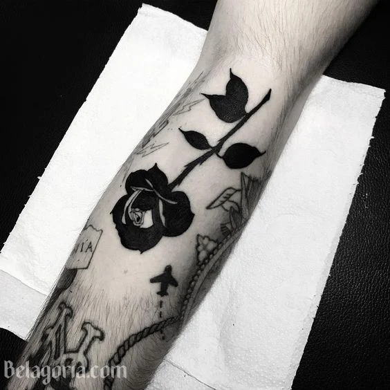 Vemos a una chica con tatuaje de la silueta de una rosa negra