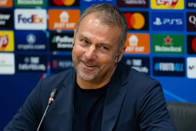 L'euphorie règne à Barcelone. Sous la houlette d'Hansi Flick, le Barça a retrouvé son lustre d'antan. Mais l'entraîneur allemand, toujours à la recherche de l'excellence, a déjà fixé ses prochaines cibles. Selon les informations de Bild et Sport, Flick aurait fait d'Alphonso Davies sa priorité pour le mercato estival 2025. Le latéral gauche canadien, en fin de contrat avec le Bayern Munich, est une vieille connaissance d'Hansi Flick. Leur collaboration fructueuse à Munich laisse présager une entente rapide si Davies rejoignait la Catalogne. Toutefois, la concurrence est rude : le Real Madrid et Manchester United seraient également sur les rangs. Pour s'attacher les services du joueur de 24 ans, le Barça devra sortir le chéquier. En effet, si le transfert serait a priori gratuit, les primes à la signature et le salaire du joueur pourraient faire grimper la note. Joan Laporta et son directeur sportif, Deco, sont donc face à un défi de taille : convaincre Davies de rejoindre le Barça tout en respectant les contraintes financières du club. L'arrivée d'Alphonso Davies renforcerait considérablement le côté gauche de la défense barcelonaise. Sa vitesse, sa technique et sa capacité à projeter le jeu en font l'un des meilleurs latéraux du monde. Son profil correspond parfaitement au jeu prôné par Hansi Flick, qui souhaite construire une équipe rapide, technique et offensive. Les prochaines semaines s'annoncent donc décisives dans ce dossier. Le Barça devra convaincre Davies de son projet sportif, tout en faisant une offre financière suffisamment attractive pour le séduire. La bataille pour l'un des meilleurs latéraux du monde promet d'être intense.
