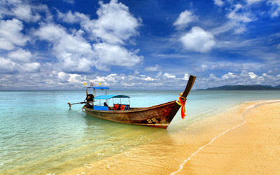 Barco tradicional en las hermosas playas de Tailandia