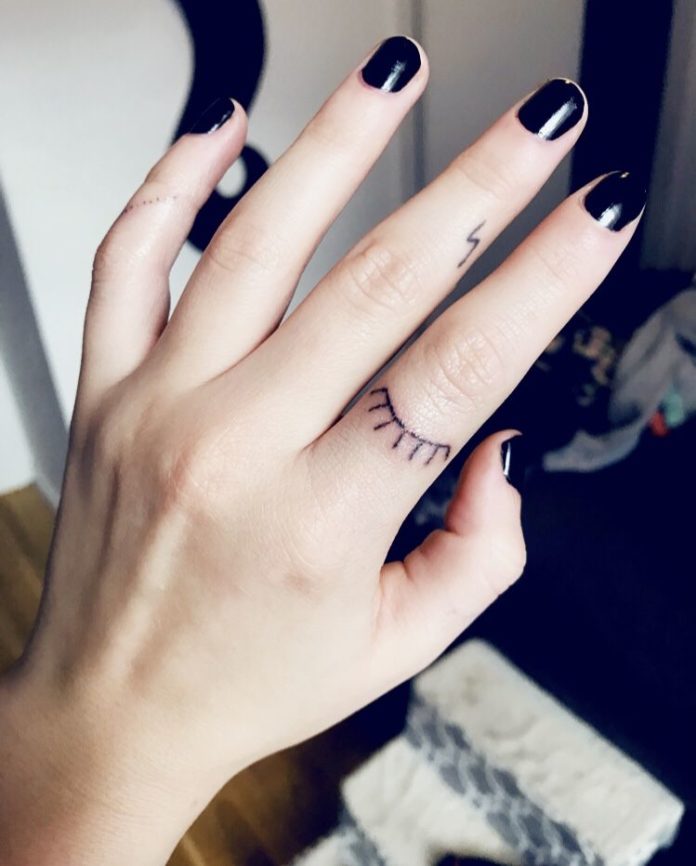 Tatuaje de pestañas en la mano para mujer