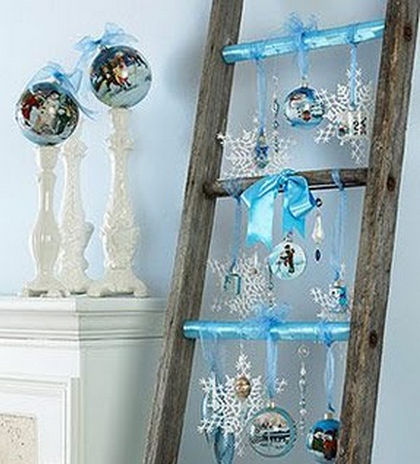 DIY: Escaleras Decoradas como Árbol de Navidad by artesydisenos.blogspot.com