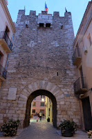 Imponente la Torre-Portal de Bové en Montblanc  medieval en Tarragona