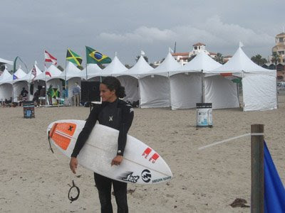 Kina Malpartida con su tabla lista para surfear