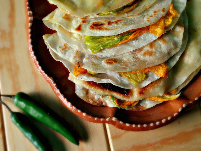 Como hacer quesadillas de flor de calabaza - lacocinadeleslie.com