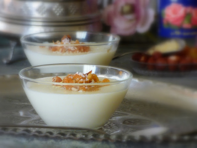 Ägyptischer Milchpudding Muhallabeya Mahalabia Pudding mit Rosenwasser