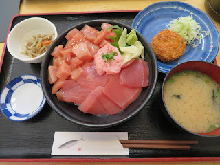 魚市場食堂のマグロ丼