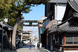 鳥居をくぐり帰る