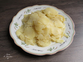 Patatas cocidas cortadas con la mandolina