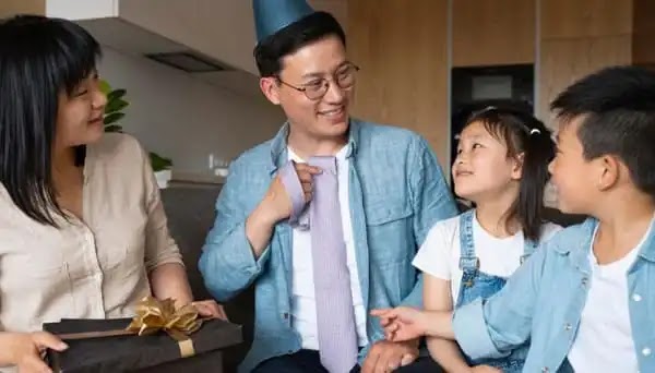 Kiat Menjadi Orang Tua Teladan di Era Digital