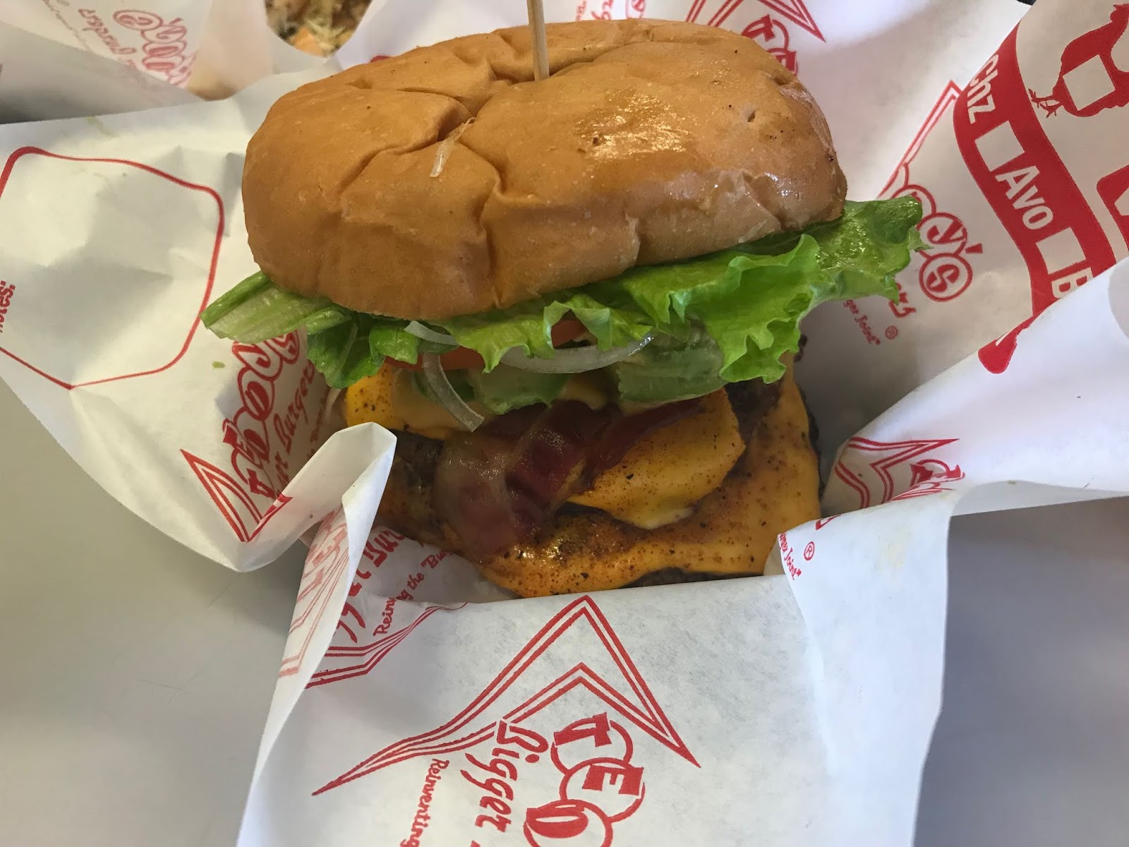 Over 50 の達人 ハワイ18 テディーズ ビガー バーガー 美味しい 大きい 人気のハンバーガー店 Teddy S Bigger Burgers