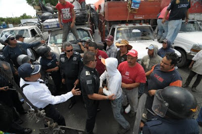 Bloquean "Boteros Voluntarios" la avenida Constitución en Izcalli 