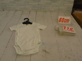 中古品　ベビー服　６０ｃｍ　ホワイト　半袖ロンパース　１１０円