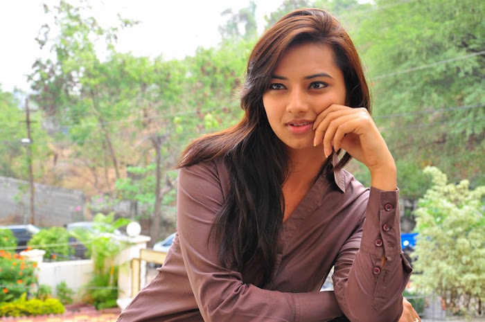 isha chawla new in damn tight jeanst-shirt cute stills