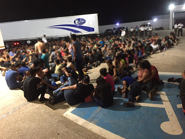 Rescata INM a 343 migrantes en la caja de un tráiler abandonado en Veracruz