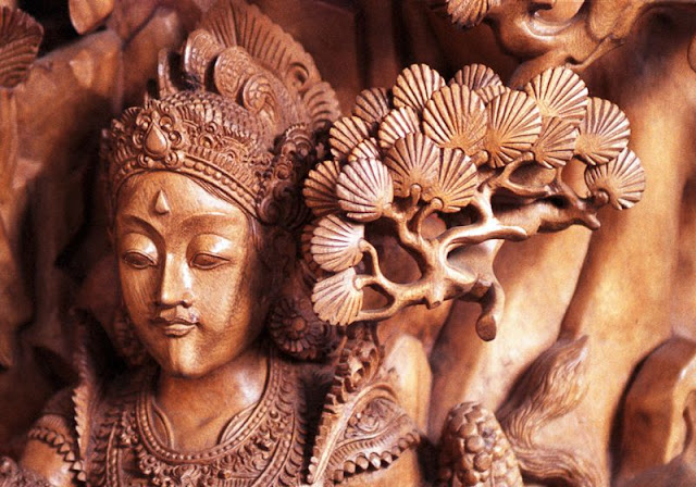 Điều lạ là dù là tượng thần Hindu, tượng Thánh hay tượng Phật… thì hàng ở đây đều không xa lạ như ở Ấn Độ hay Malaysia mà lại gây cho tôi một cảm giác thân quen, gần gũi. Sau này mới biết, sự “thân quen” đến từ việc ngoài Ấn Độ, phong cách nghệ thuật kiến trúc và trang trí của Bali còn được pha trộn, ảnh hưởng bởi văn hóa của Trung Hoa, Ai Cập, Java và cả phong cách thuộc địa (Hà Lan).