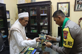 Jalin Silaturahmi Bersama Tokoh Agama, Kapolres Pasuruan Kunjungi Kediaman Habib Umar Bin Abdullah Assegaf.