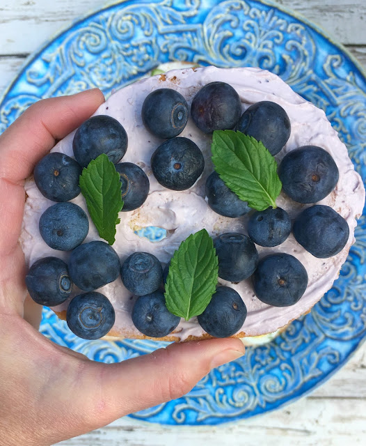 Farmers' Market Bagels - Fresh delicious toppings for the perfect easy snack or brunch idea | www.jacolynmurphy.com