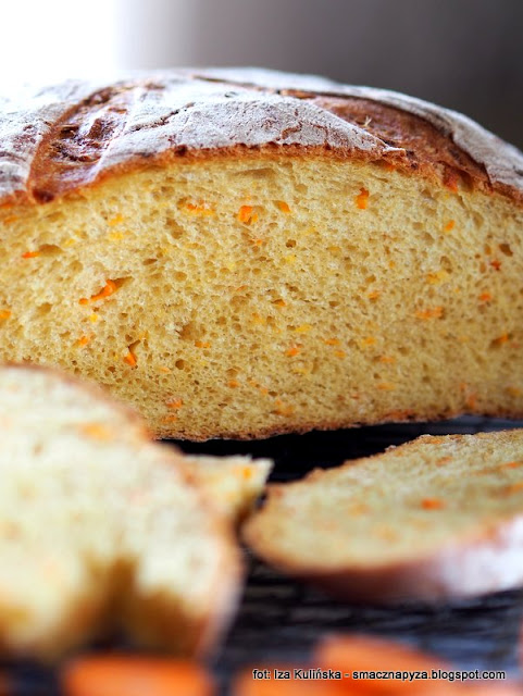 chleb maślankowo-marchewkowy , chleb drożdżowy , drożdże , mąka pszenna , z marchewką , z kminkiem , kminek , marchew , moje wypieki , domowa piekarnia , bochenek chleba , chrupiąca skórka , pachnący bochen , domowe jedzenie , kuchnia polska 