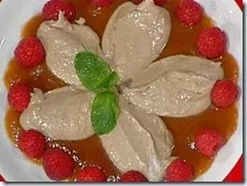 Mousse di gianduia con salsa alle nespole e lamponi