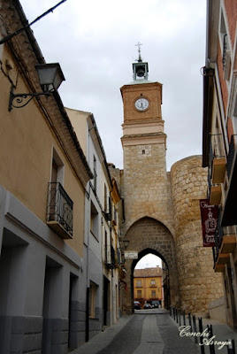 Puerta principal de entrada al recinto amurallado de Almazan, llamada de la Villa, rematada con latorre del reloj