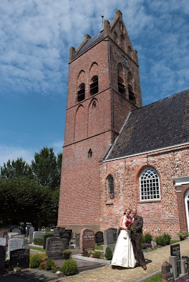 Bruidspaar bij kerkje Goutum