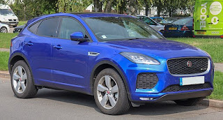 Une Jaguar E-Pace de couleur bleue