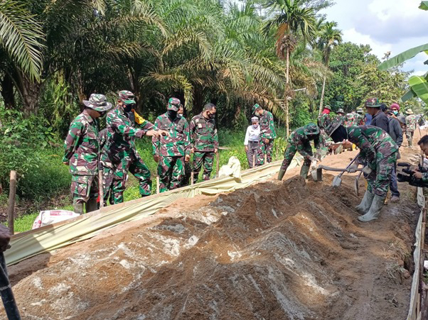 Dansatgas TMMD Ke-111 Kodim 1207/Pontianak Dampingi Tim Pengawas dan Evaluasi TMMD