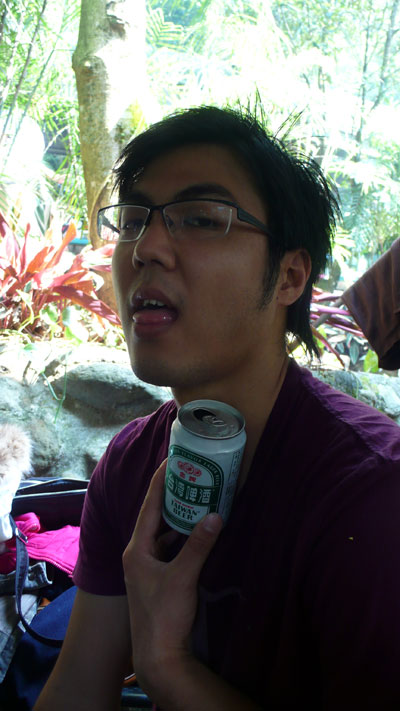 拿冰啤酒冰敷