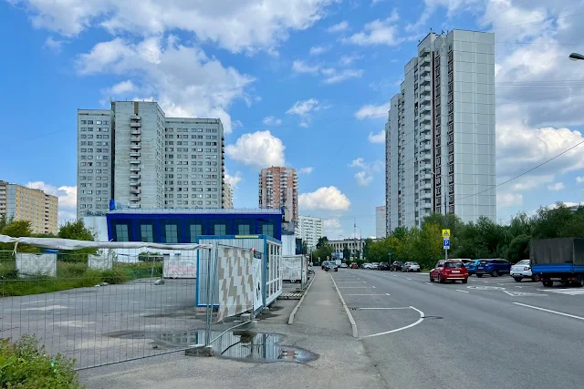 улица Вилиса Лациса, общежитие Российского химико-технологического университета имени Д. И. Менделеева, Московская гандбольная академия, жилой дом 1997 года постройки