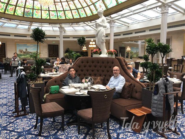 Lotte Hotel San Petersburgo comiendo en el Lounge