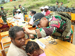TNI Gelar Pengobatan dan Bagikan Makanan Bergizi di Puncak Jaya